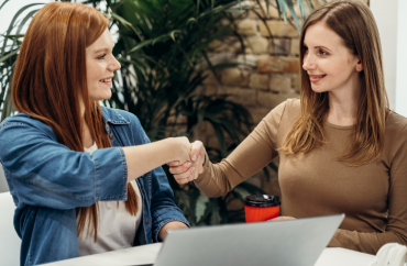 Duas mulheres fechando o acorde de Compromisso de Compra e Venda